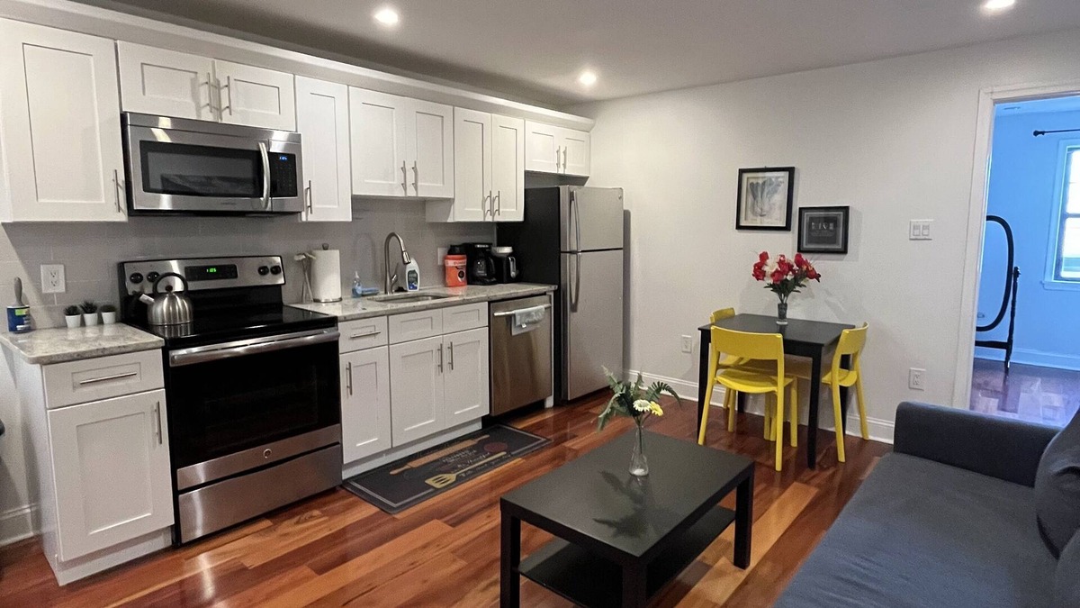 Passyunk Square Apartment | Modern 1 bedroom apartment close to Geno's / pat's, Sports Centers