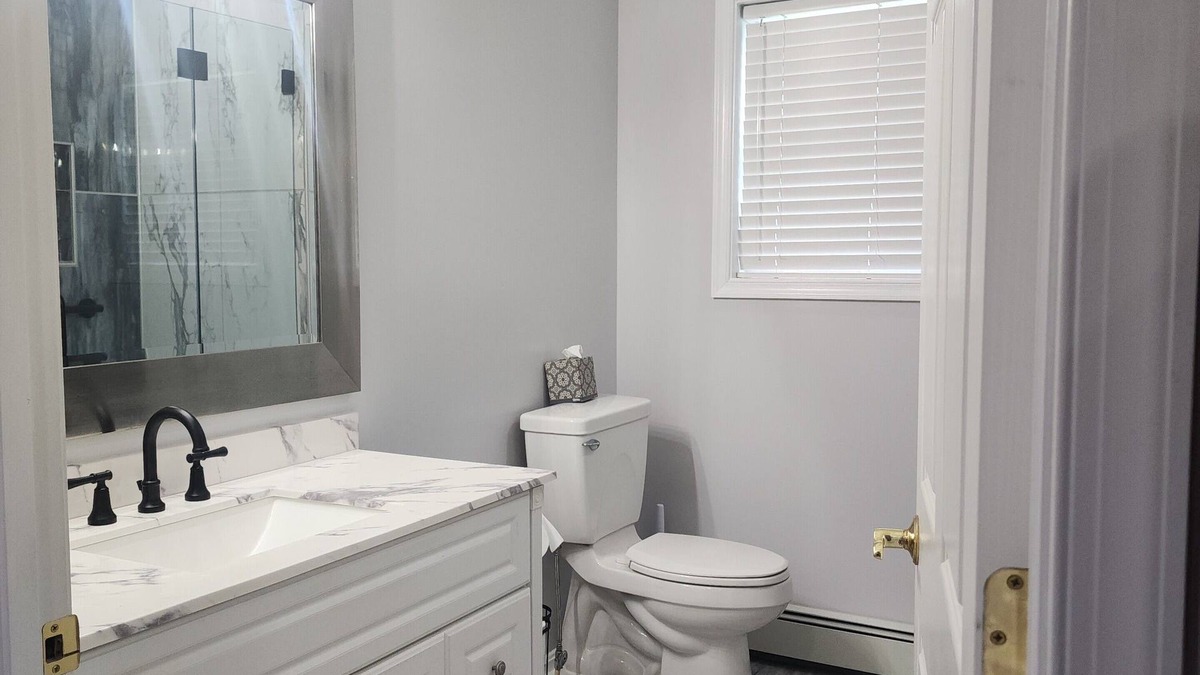 Porters Sideling Apartment | Modern 1 Bedroom Apartment with backyard and deck access.