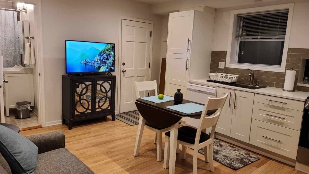 Mount Prospect Apartment | Modern 1 bedroom apartment in very convenient location.