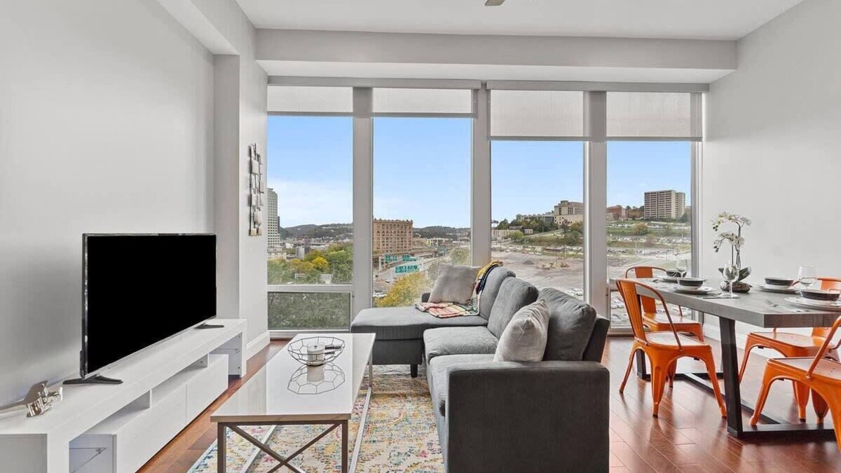 Downtown Pittsburgh House | Modern 1 BR Across from PPG Arena | Parking