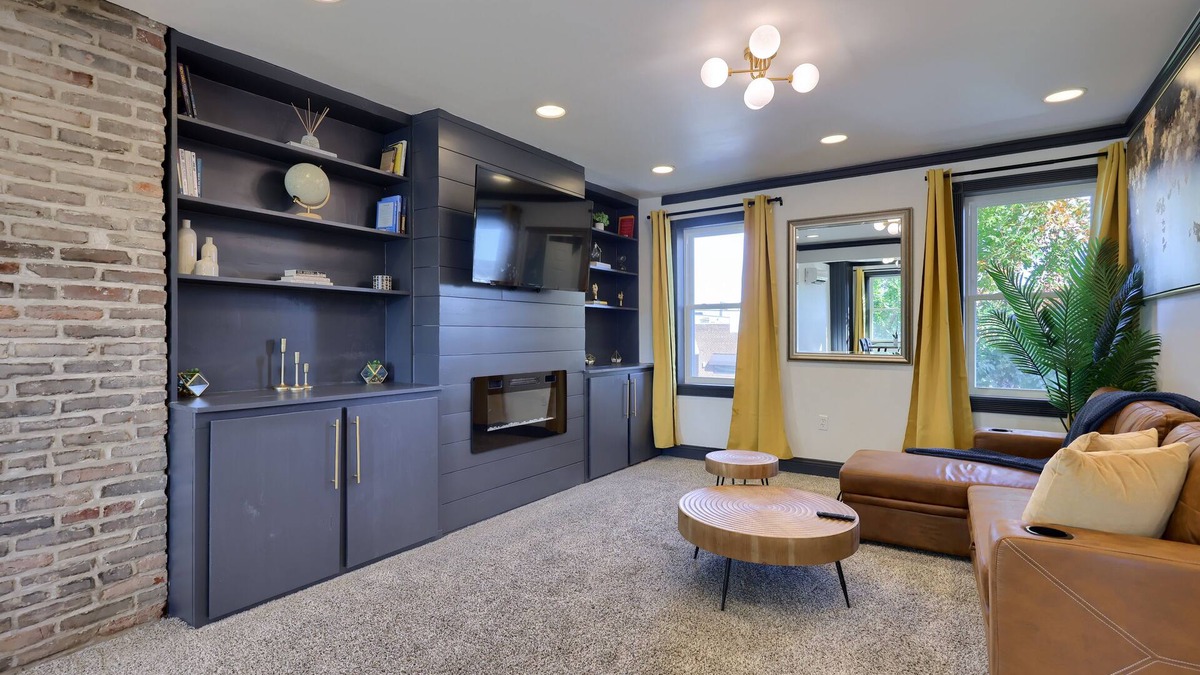 Lancaster House | Modern 1-BR Apt by Train Station