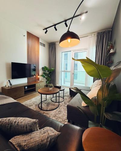 Dubai Apartment | Modern 1 BR in Dubai Marina w Balcony, steps to Tram