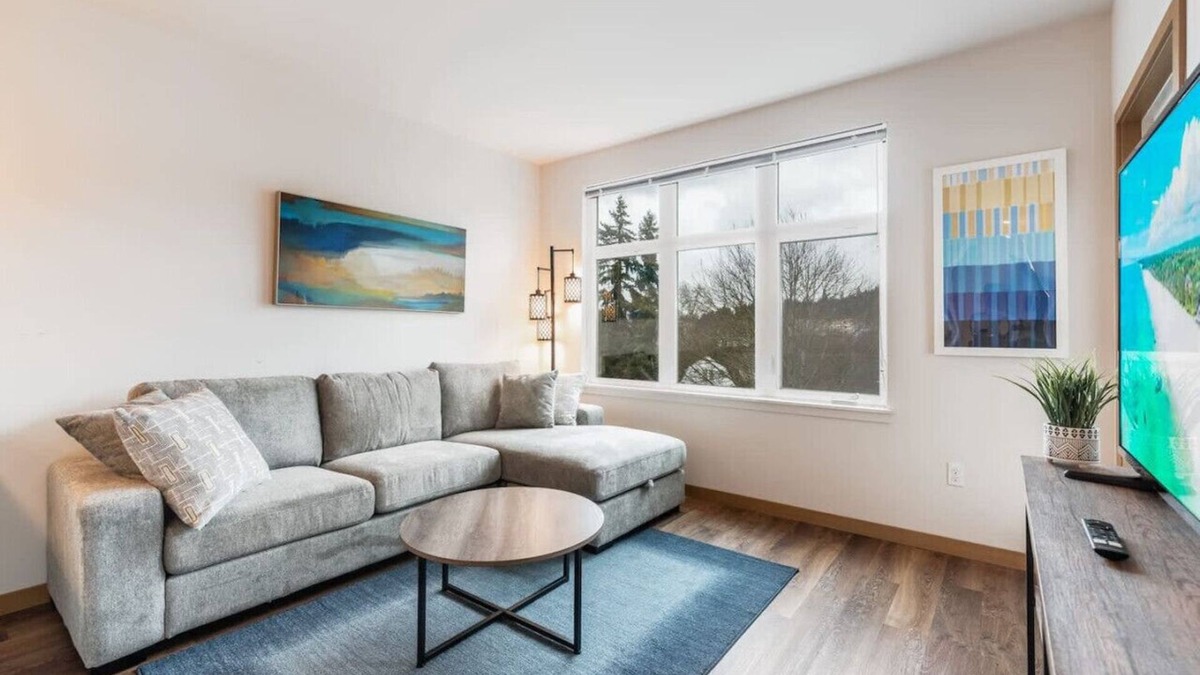 Downtown Apartment | Modern 1BR 1BA+Den!| Redmond| Fit for Long Stays-4