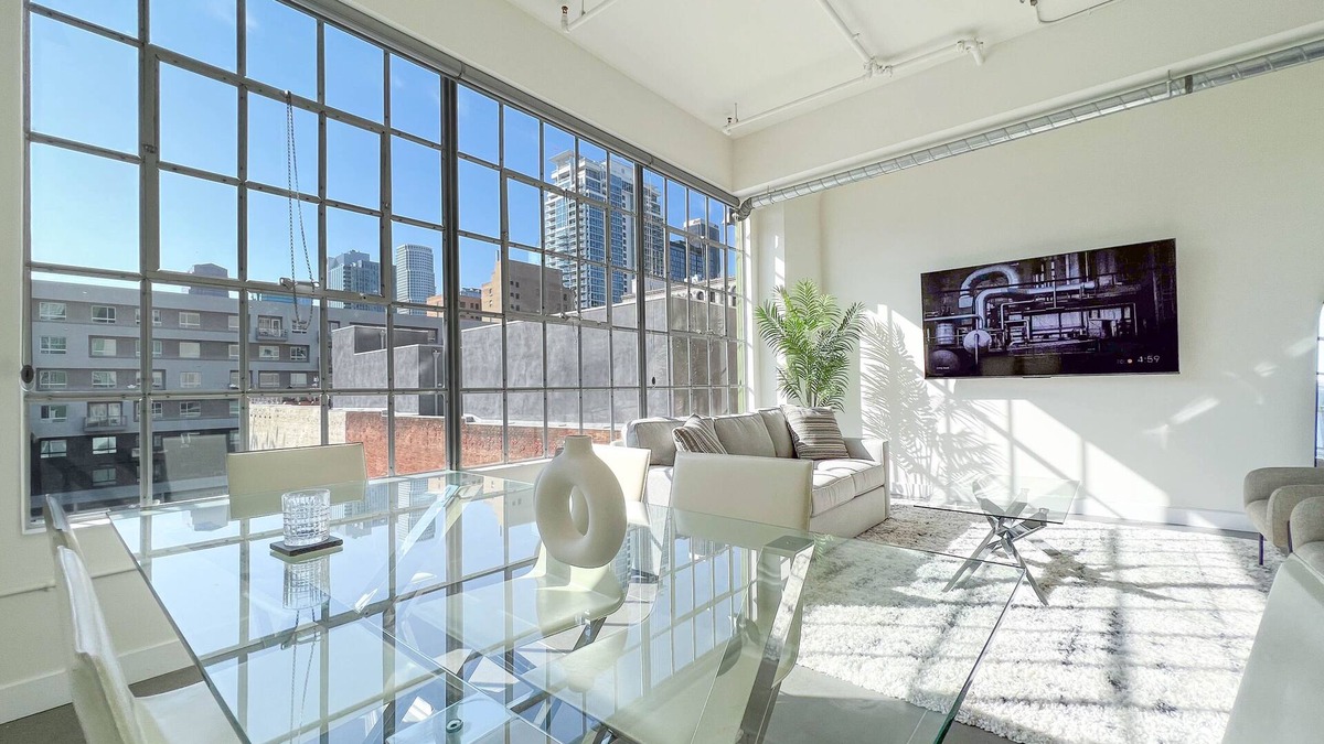 Historic Core Condo | Modern 1BR/1BA Loft in DTLA w Rooftop pool, jacuzzi, and Cabanas - Free Parking!