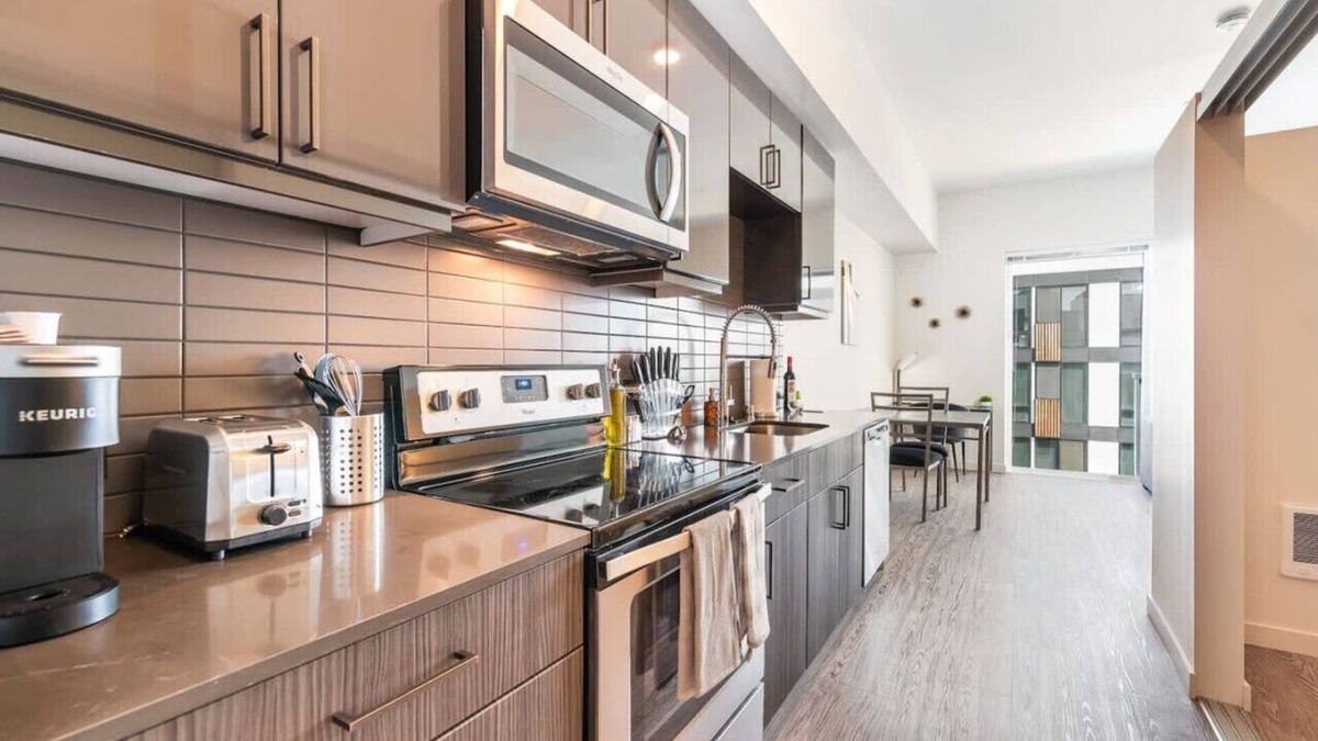 Downtown Apartment | Modern 1BR 1BA - Long Term Gym Parking Redmond DT