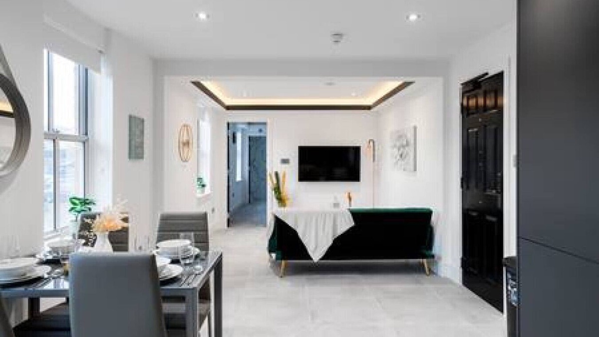 Newbury Apartment | Modern 1BR Apartment Newbury Town Centre