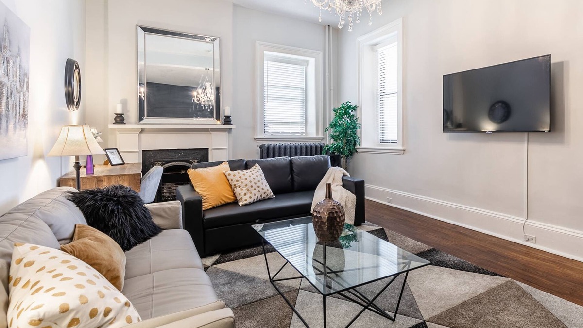 Hamilton Apartment | Modern 1BR Apartment in James South Area