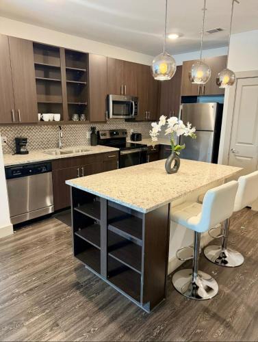 Farmers Branch Apartment | Modern 1BR Dallas peaceful escape in the heart of Farmers Branch! Less than 20 minutes from Downtown Dallas, 15 from DFW ariport 15 from Grapevine