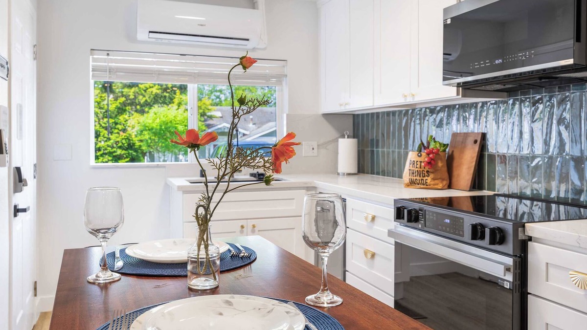 Picnic Point-North Lynnwood Apartment | Modern 1BR Designer's Oasis 1min to I-5 | Costo
