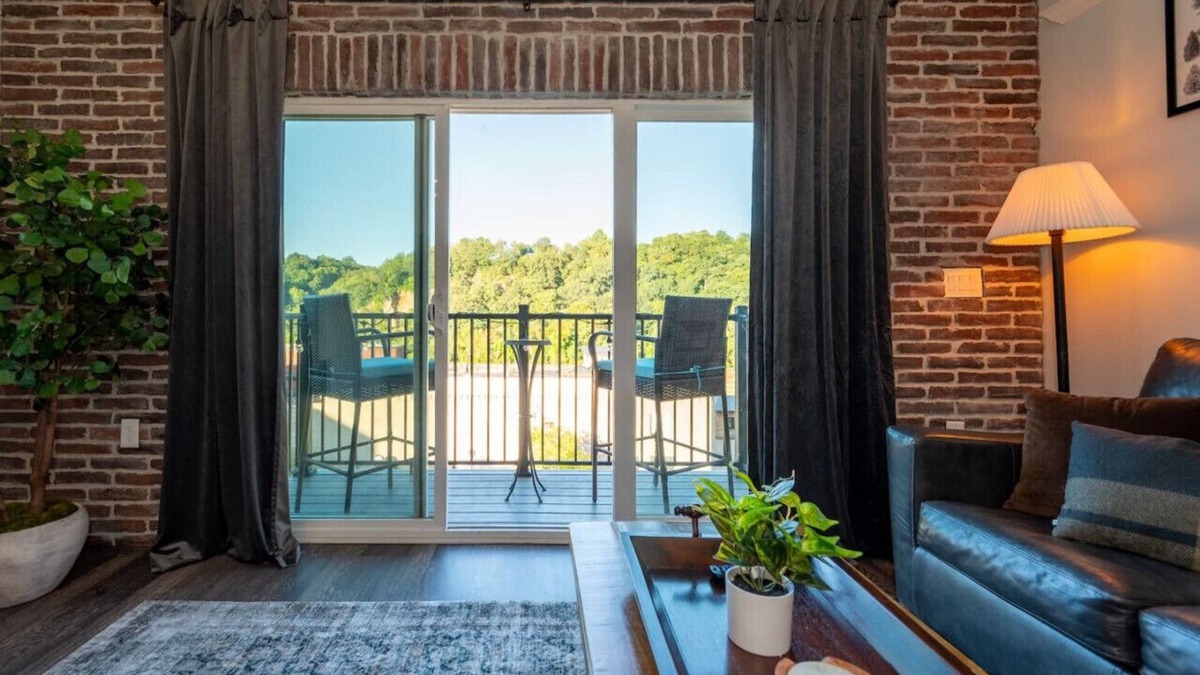Central Business District Apartment | Modern 1BR Flat: Free Parking, AC, Getaway Ready!