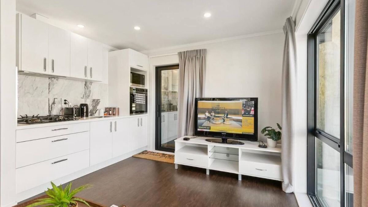 Upper Hutt Apartment | Modern 1BR Flat, Private Entry, Full Kitchen-30 minutes' drive to Wellington CBD