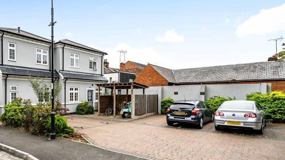 Rushmoor District Apartment | Modern 1BR Flat | WiFi | Netflix | Near Station