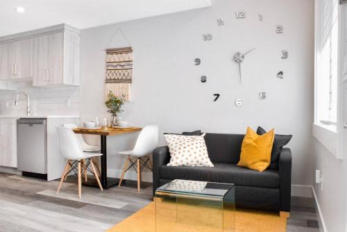 Southwest Calgary Apartment | Modern 1br Home Full Kitchen Smarttv
