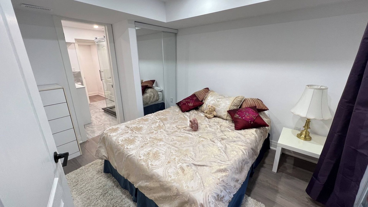 Richmond Hill Apartment | Modern 1BR Lower Unit With Private Entrance+Full-Kitchen+Queen Bed+Free Parking