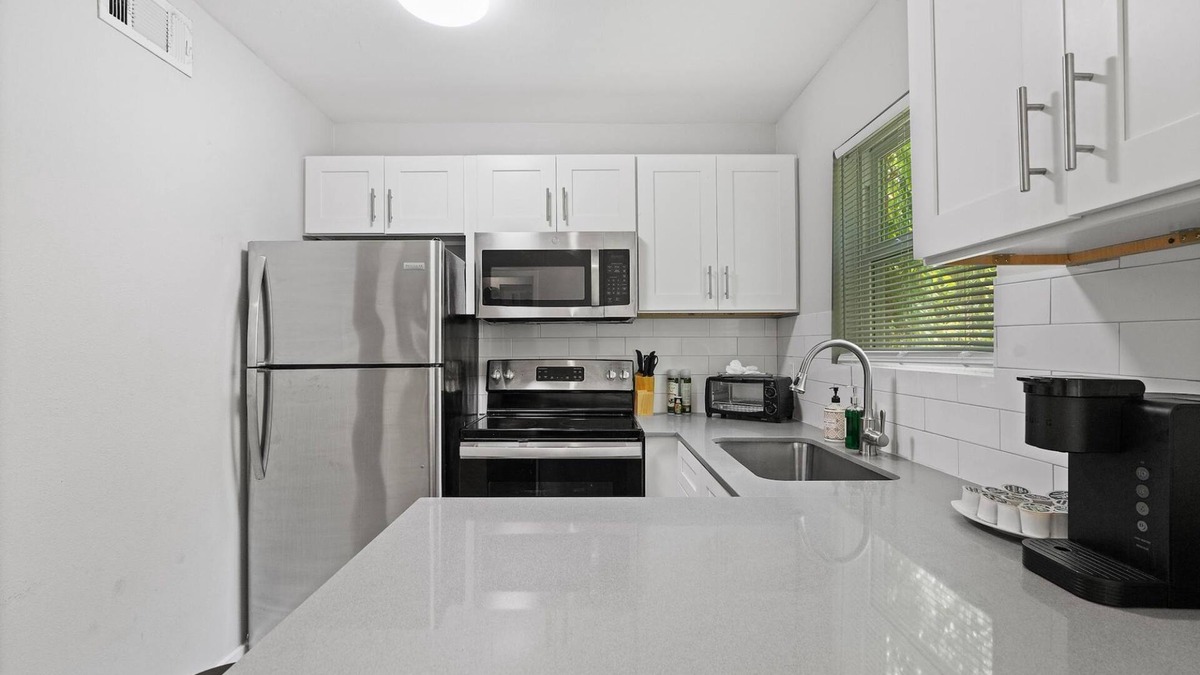 Hyde Park Apartment | Modern 1BR Near UT Hyde Park Evonify
