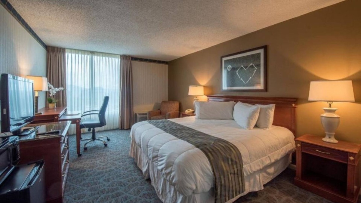 Cheat Lake Hotel | Modern 1BR Suite at Lakeview Golf Resort w Pool
