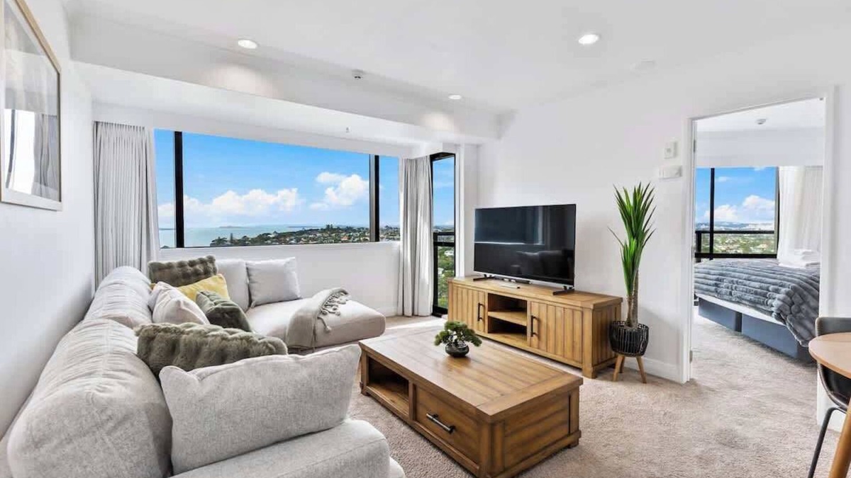 Takapuna Apartment | Modern 1BR w Pool/Gym Steps to Beach: Zodiak Stays