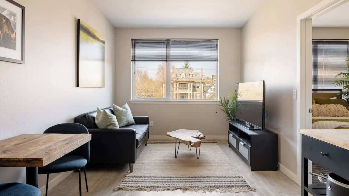 Ladd's Addition Apartment | Modern 1BR Walk to Dining & Bars Fast WiFi + AC