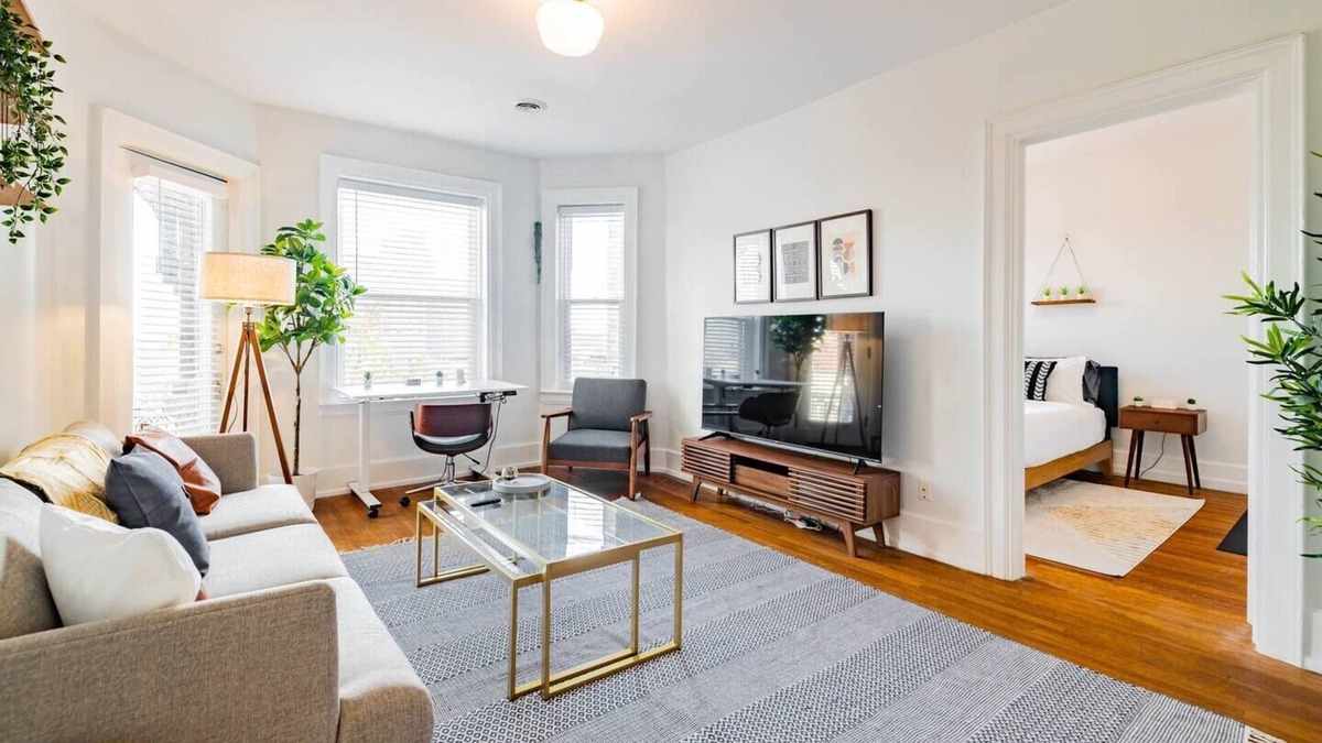 Detroit Apartment | Modern 2/1 Apt near the Villages | Free Parking
