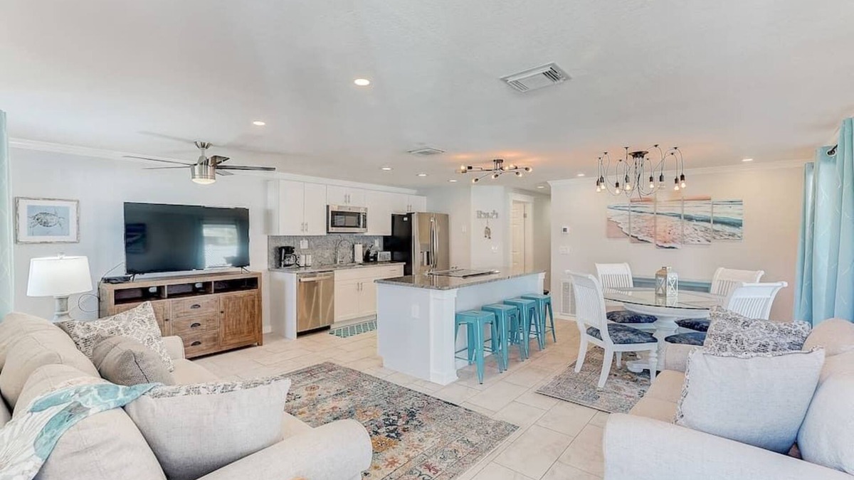 South Bradenton Condo | *Modern 2/2 condo w/pool 6 mins to IMG*