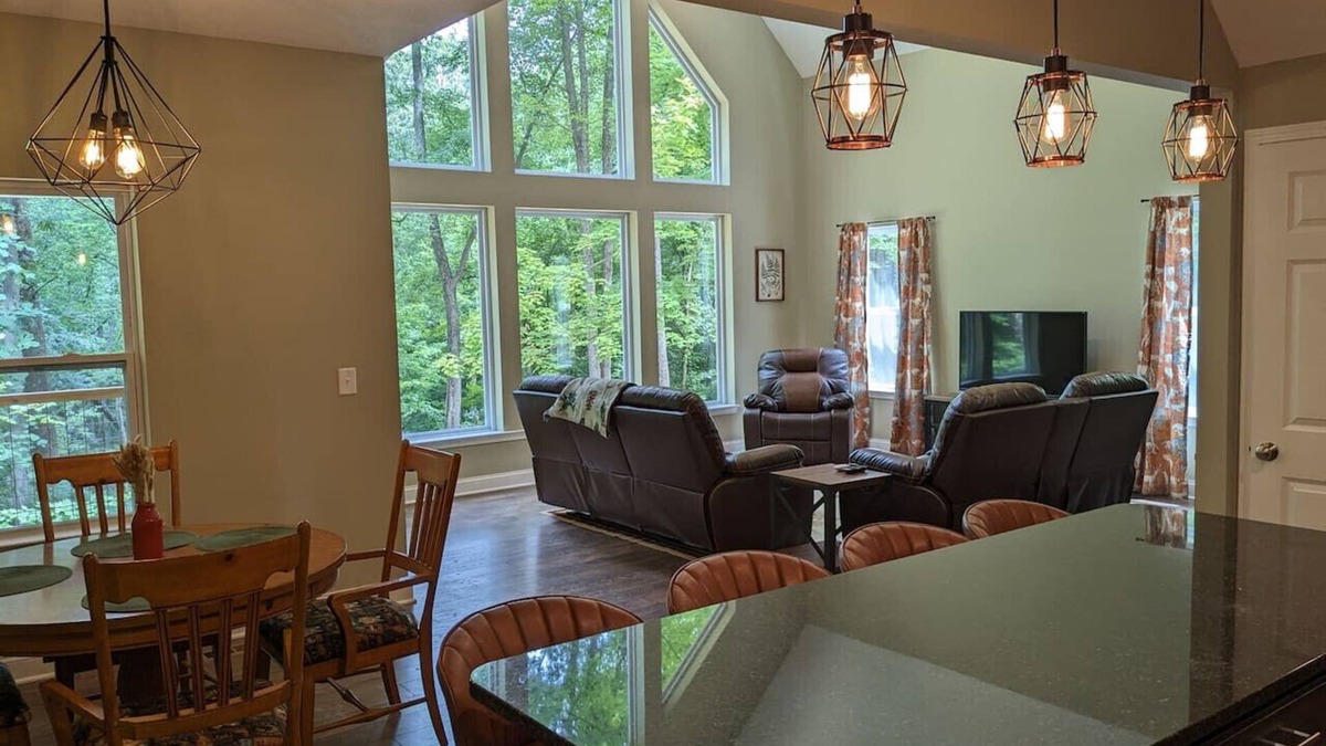 Rockbridge Cabin | Modern 2 BD cabin | hot tub | Games | Central Loc