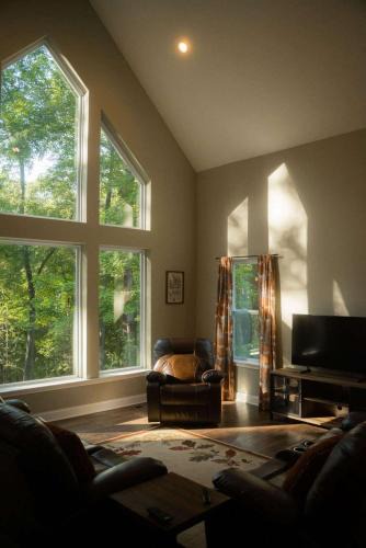 Rockbridge House | Modern 2 BD cabin with hot tub & Games & Central Loc
