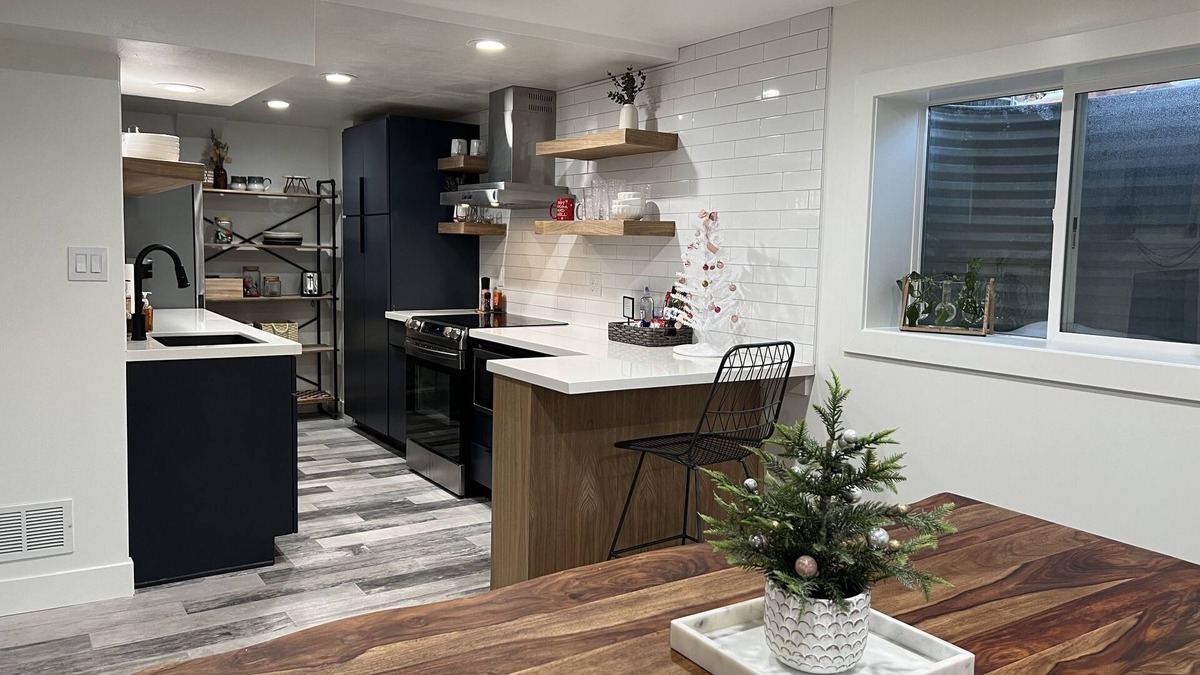 Sandy Apartment | Modern 2-Bdr *New Remodel *25m to Ski and Airport