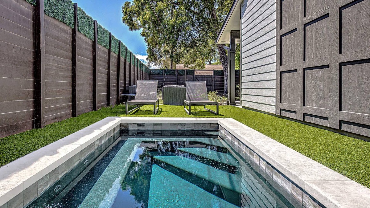 Govalle House | Modern 2 BDR w/Loft and Private Cocktail Pool!
