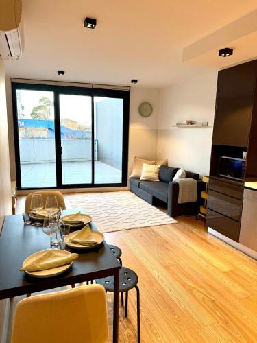Doncaster Apartment | Modern 2 Bed 2 Bath Apartment with Parking opposite Westfield Doncaster