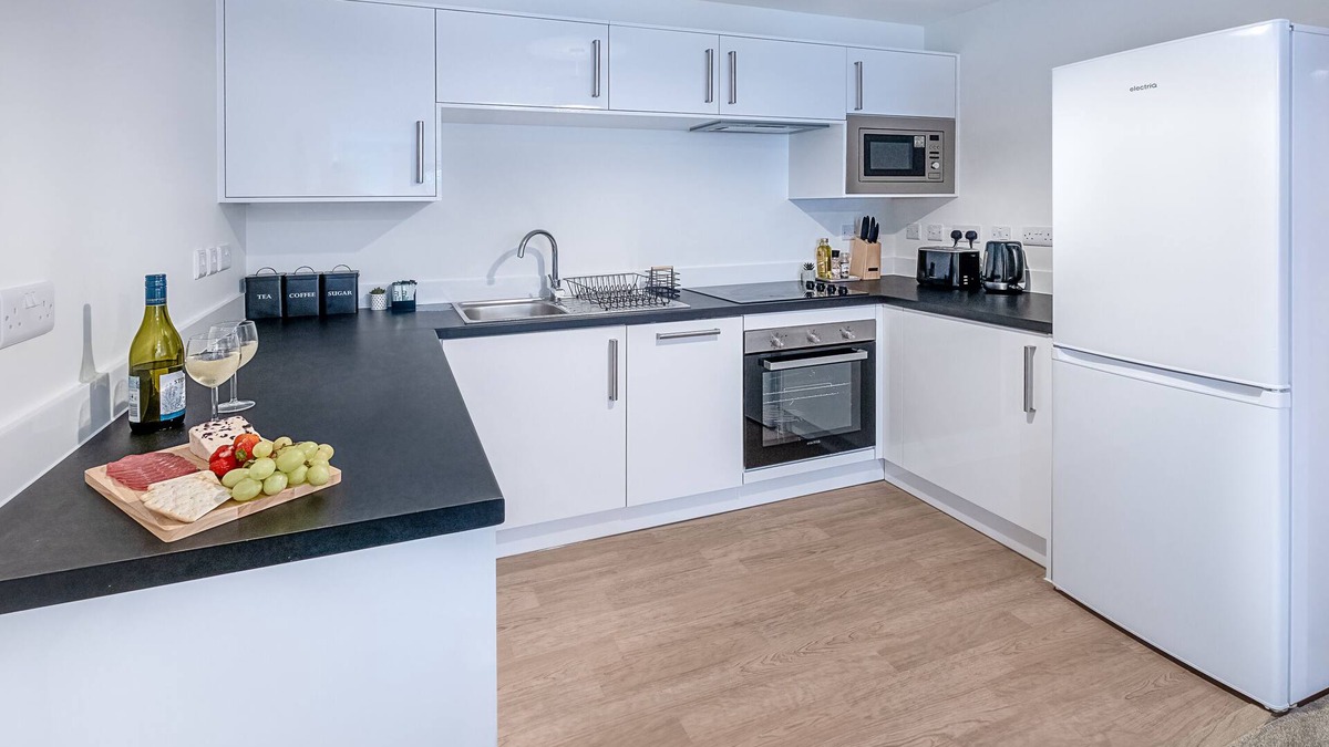 Luton Apartment | Modern 2-bed 2-bath Luton Town Centre - Free Parking/Wi-Fi