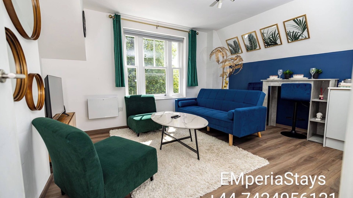 High Wycombe Apartment | Modern 2-Bed Apartment - Near Train and Town - Parking Available