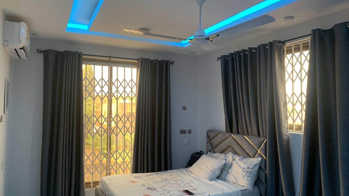 Cape Coast Bed & Breakfast | Modern 2 bed apartment with balcony, kitchen and air-con. Close to castle tours