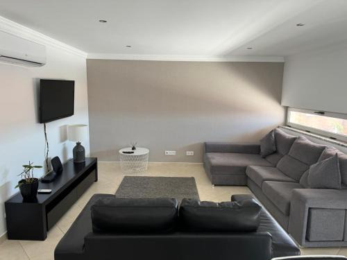 Lagoa e Carvoeiro Apartment | Modern 2 Bed Apartment 5km Carvoeiro