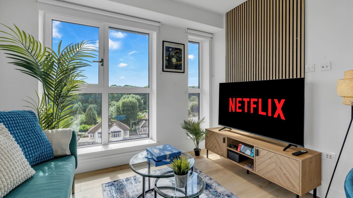 Coombe Hill Apartment | Modern 2 Bed Apartment in Wimbledon w/Free Parking & Gym