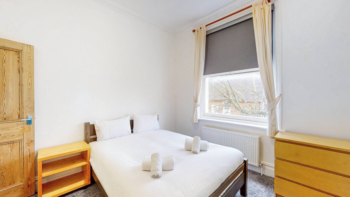 Chiswick Riverside Apartment | Modern 2 Bed APT-7 Minutes From The Thames River