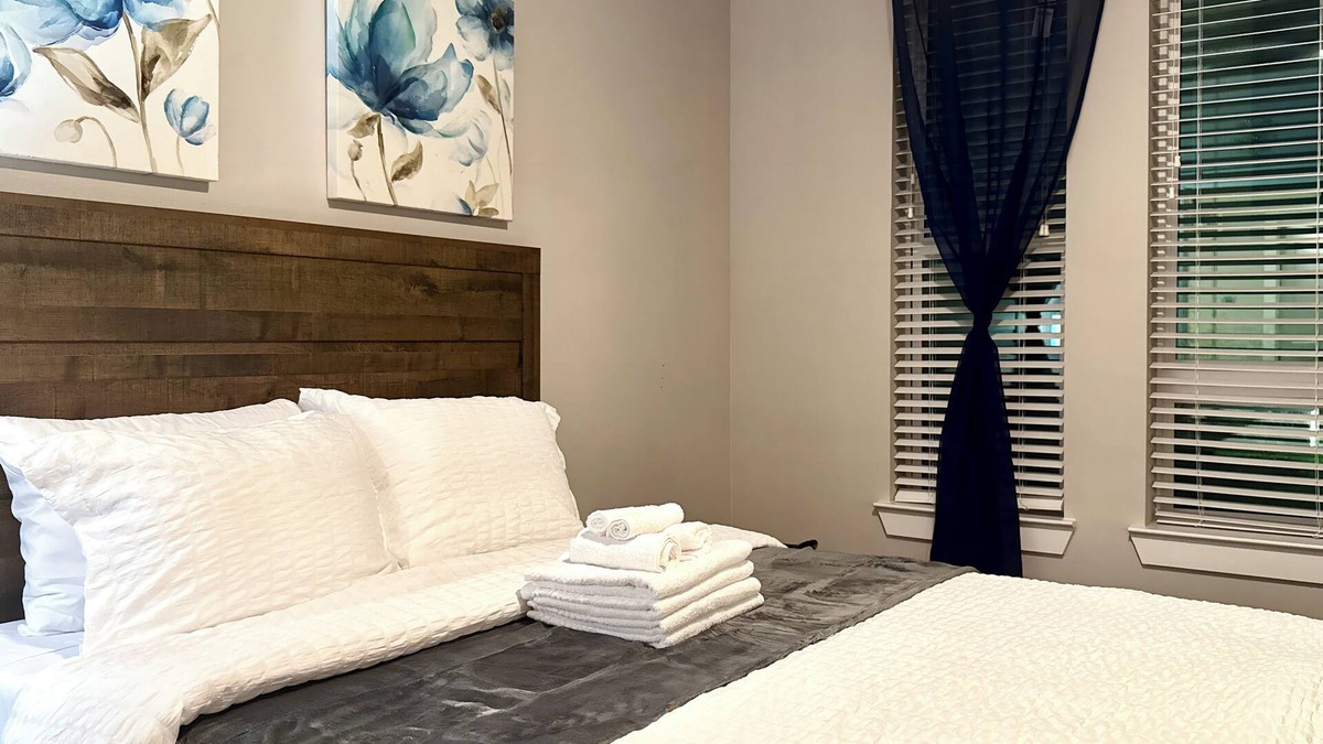McNeil Apartment | Modern 2- Bed Apt Pool & Gym