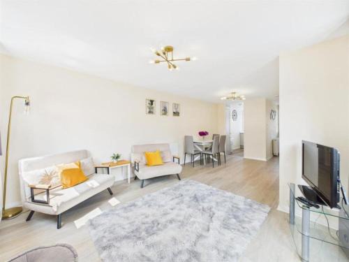 Calne House | MODERN 2 BED BUNGALOW SLEEPS 4 Pet friendly SUMMER SALE