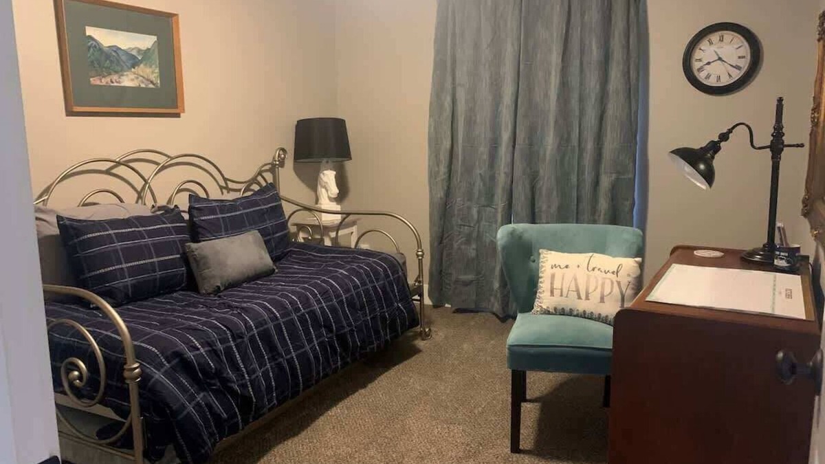 Bettendorf Condo | Modern 2 bed condo with office and King size bed !