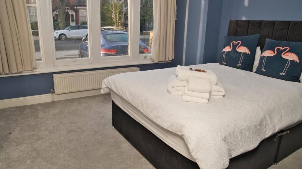 Ealing Common Apartment | Modern 2-Bed Flat in Ealing Broadway, Sleeps 5, Patio, Garden, Parking & Wi-Fi