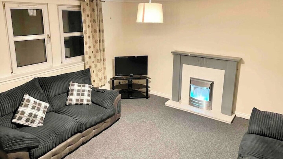Gourock Apartment | Modern 2 bed Flat, Private Parking & sec Entry