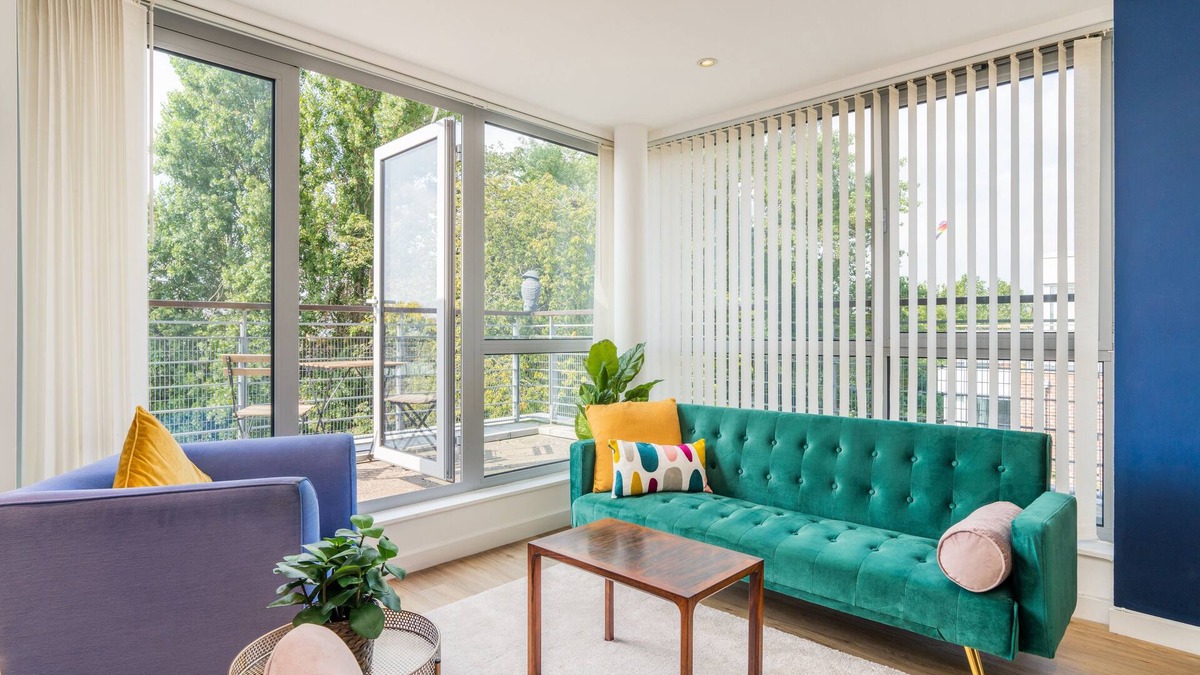 Portsmouth Apartment | Modern 2 Bed Flat with Free Parking & a view from the balcony. Great location.