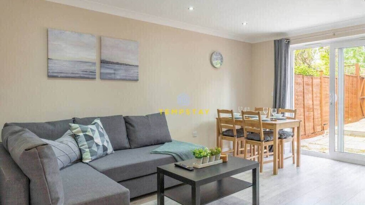 Langley Marish House | MODERN 2 BED & FREE PARKING-NEAR HEATHROW/PINEWOOD
