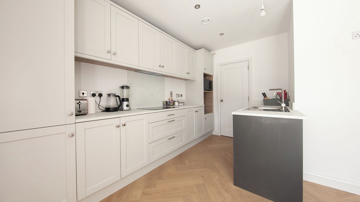 Ongar House | Modern 2 bed house in Hollystown with free parking