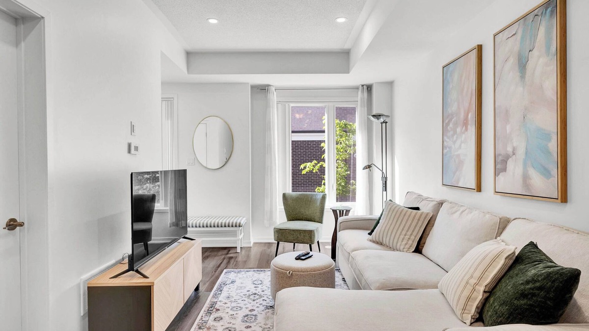 New Toronto House | Modern 2-Bedroom 3 Bath Townhome Near Lake & Downtown