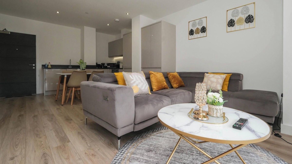Barnt Green Apartment | Modern 2-Bedroom Apartment in the Center of Solihull