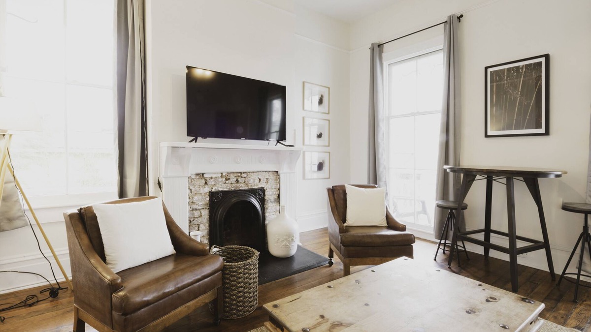 Historic Downtown Savannah Apartment | Modern 2-Bedroom Apartment in Victorian District ★ Prime Location ★ Near Forsyth