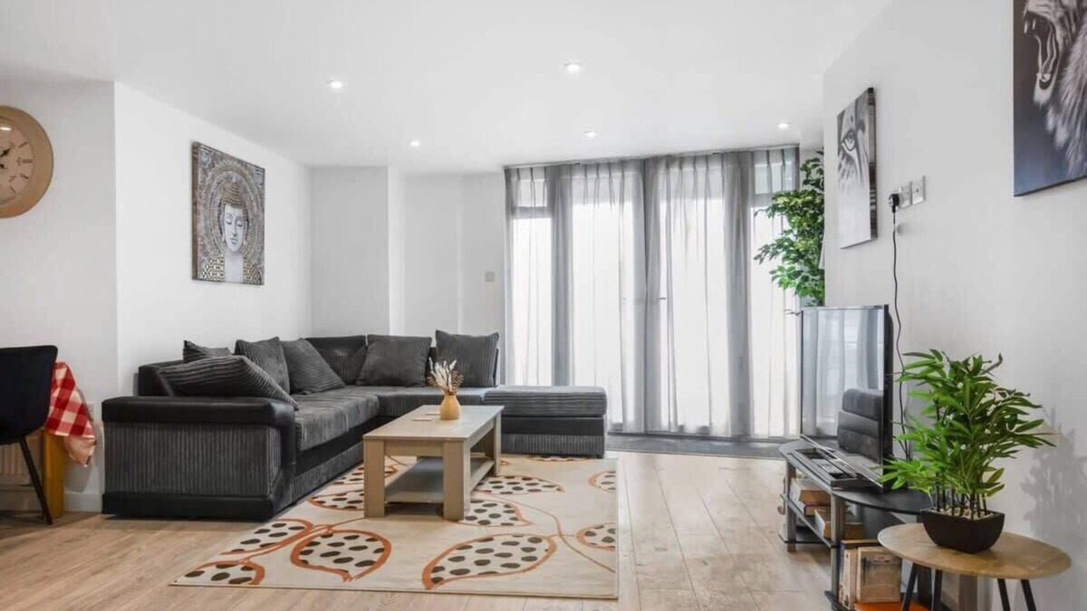 Woking Apartment | Modern 2 Bedroom Apartment in Central Woking