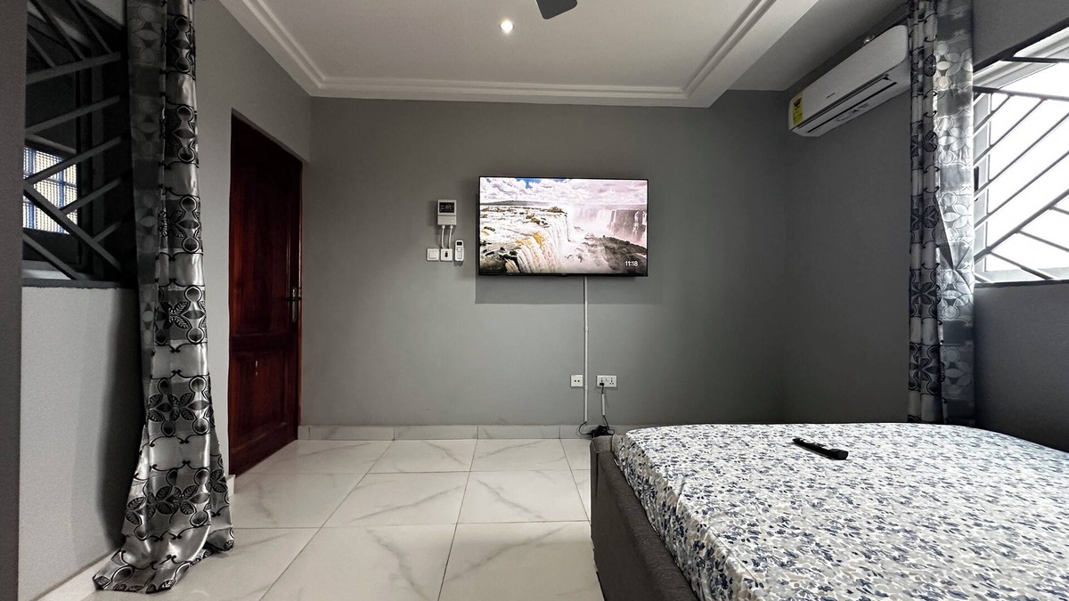 Gbawe Apartment | Modern 2-Bedroom Apartment Near Beach - Rose Villa Accra Suite T1