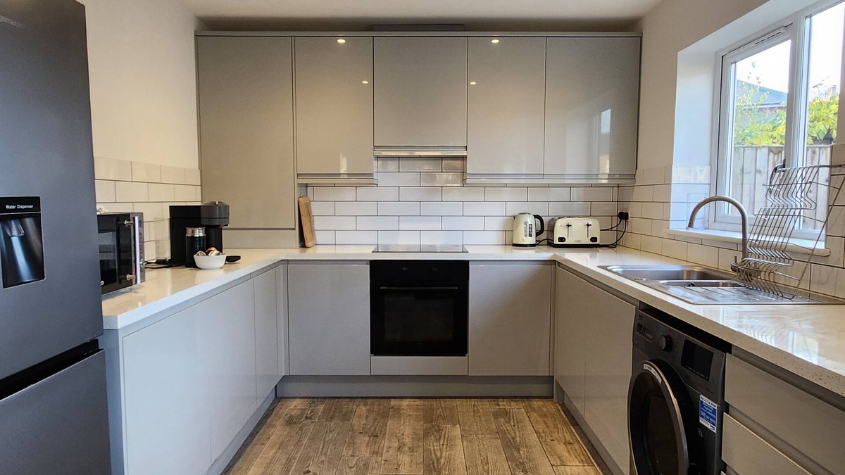 Hitchin House | Modern 2 Bedroom Bungalow with patio and parking close to Hitchin Station