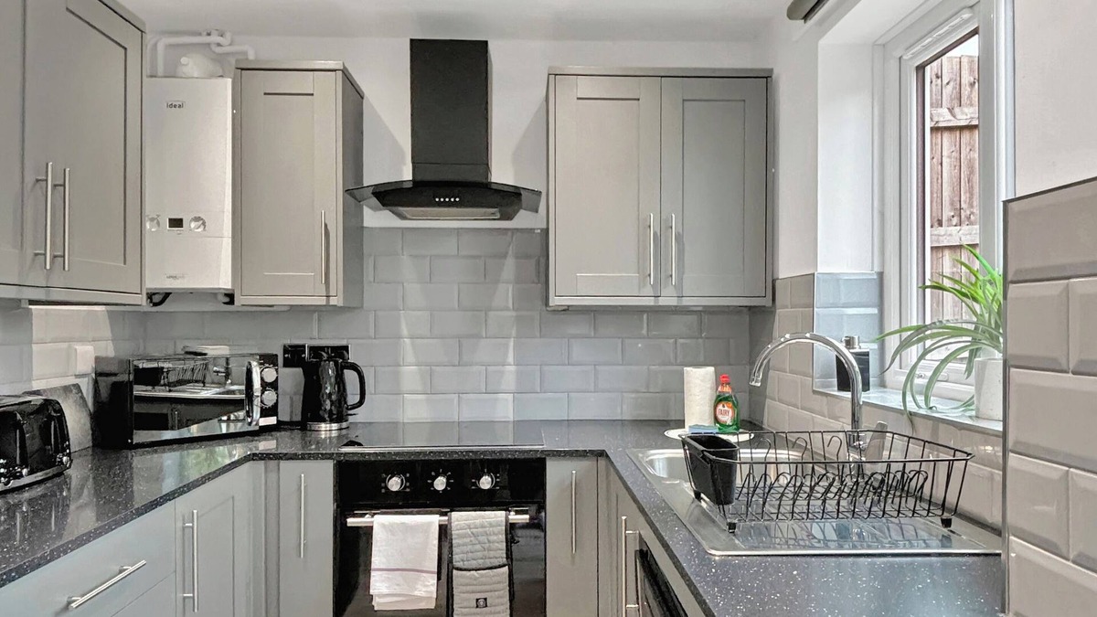 Grantham House | Modern 2 Bedroom Home in Quiet Cul-de-Sac – Close to Town with Garden & Driveway